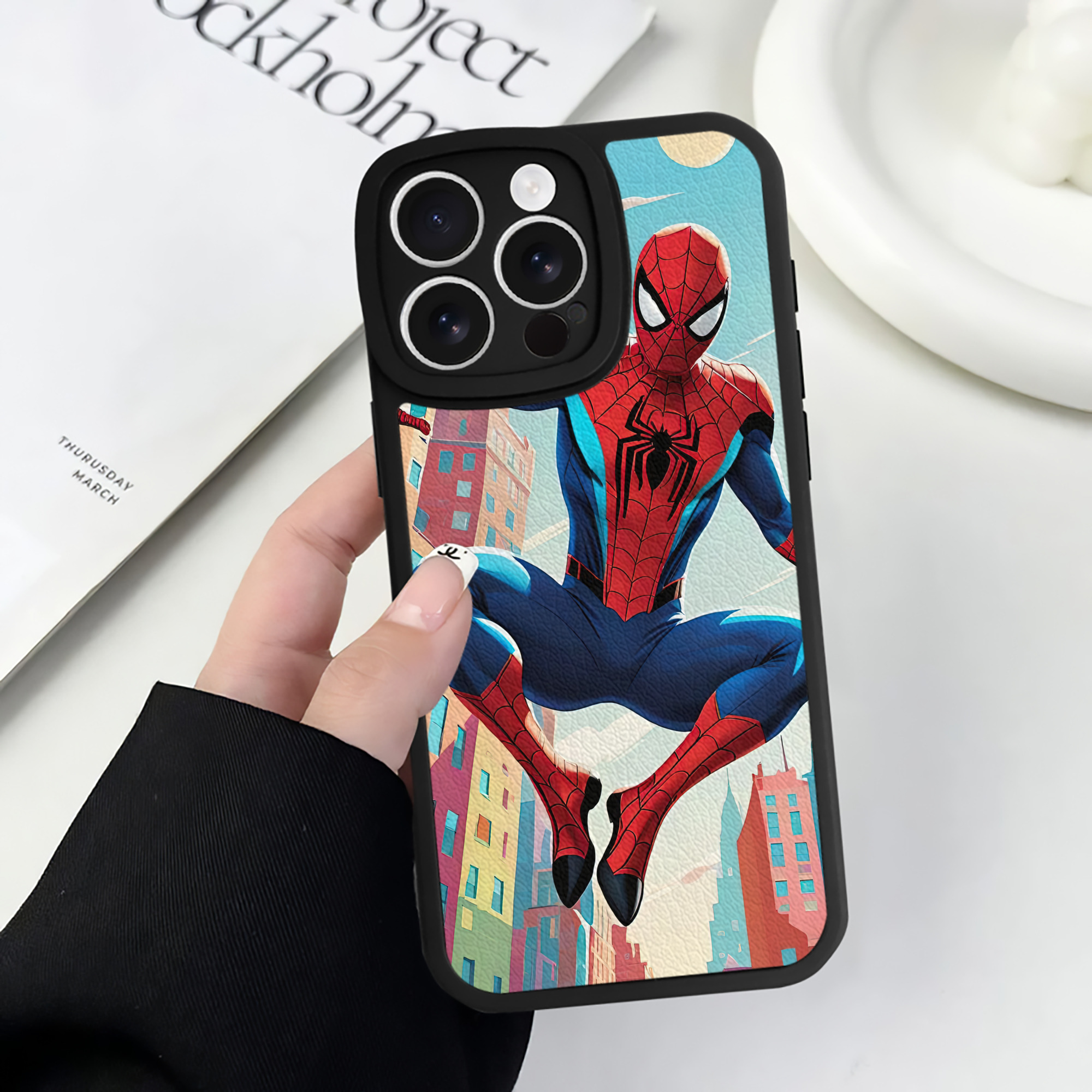 Spider Man スパイダーマン 【iPhone 16シリーズ対応】シリコンスマホケース（レザー調） 材質：シリコン